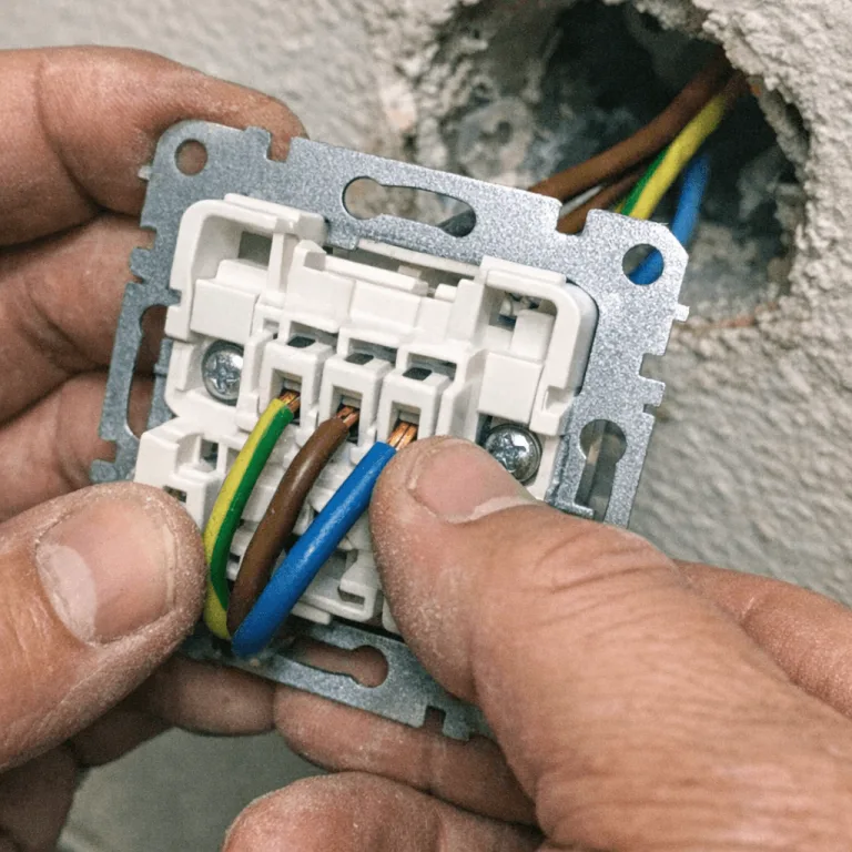 Fachgerechtes Steckdose Austauschen mit modernem Werkzeug und sicheren Federklemmen